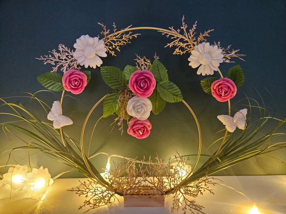 cercle floral de 30 cm avec bougies parfumées
ainsi que cercle floral de 20 cm avec parfum de grasse
Belle décoration artisanale